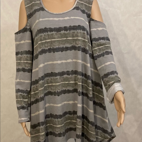 💥💥PLUS SIZE TOP💥💥 - Picture 4 of 8